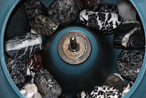 Schleifgut beim Beladen des Tumblers